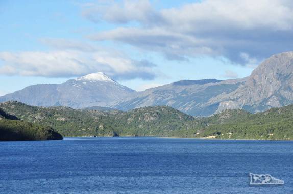 O sol de fim de tarde nos recebe no lago e região de Villa O'Higgins, no sul do Chile